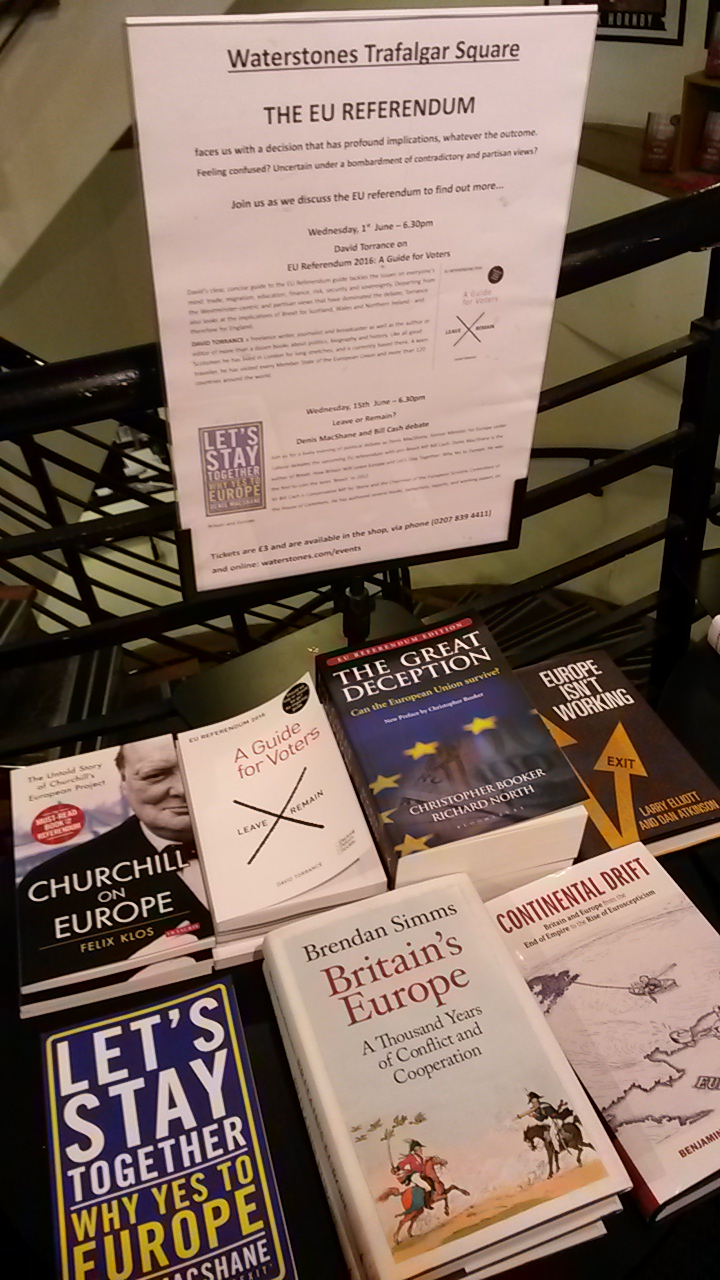 Selezione di libri in una libreria di Londra dedicati al referendum di domenica