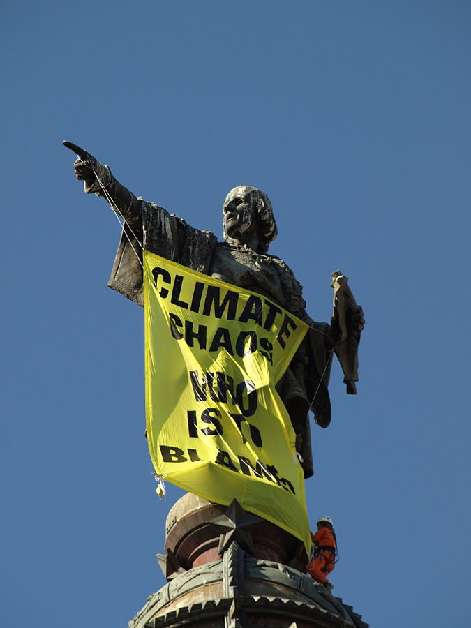 slogan della campagna sul clima - "Climate Chaos Who is to Blame" sul Monumento a Colombo, Barcellona