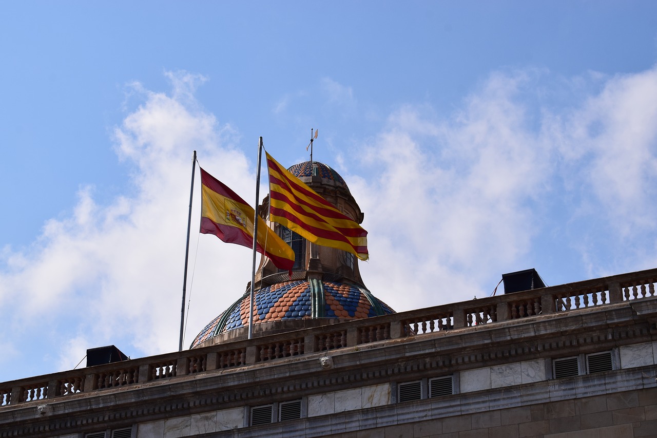 La bandiera catalana e quella spagnola