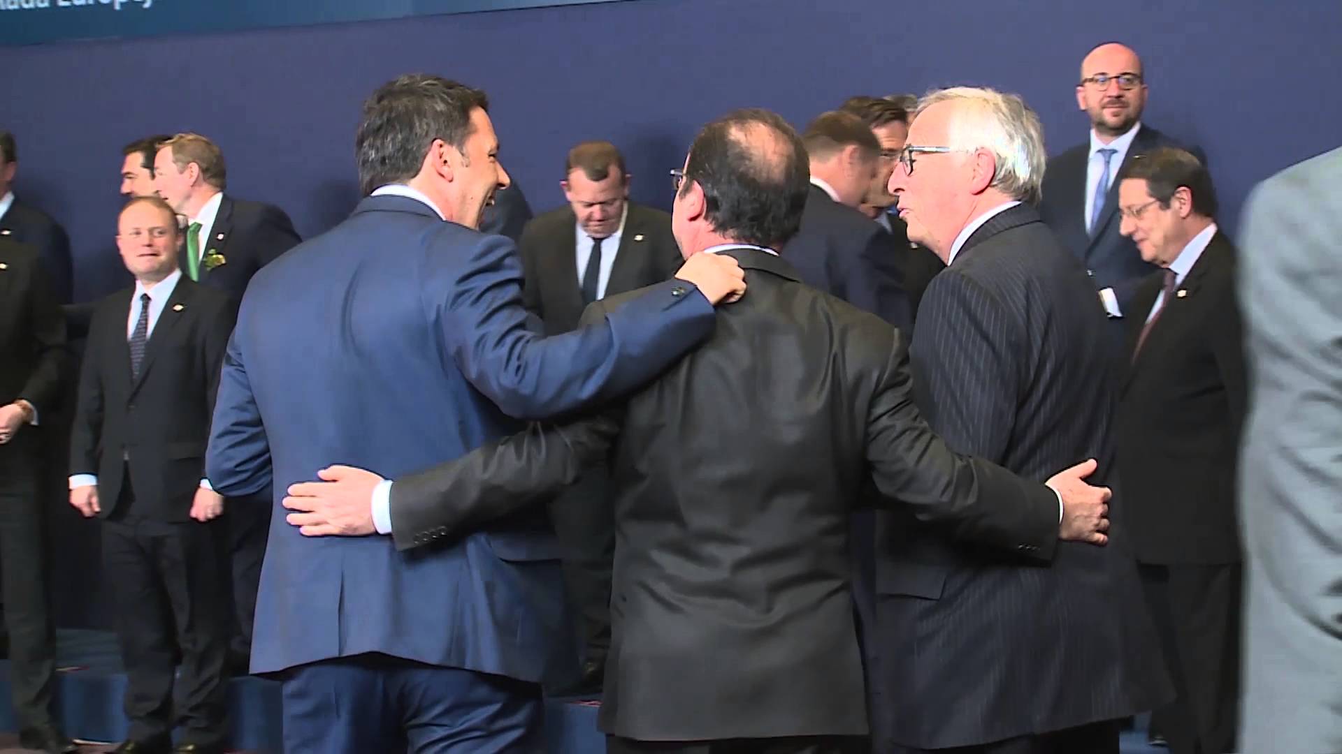 Renzi, Hollande e Juncker abbracciati e di spalle