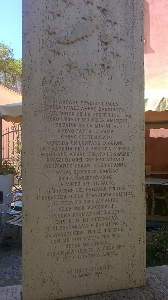Stele dedicata ad Altiero Spinelli in Piazzetta Europa a Ventotene