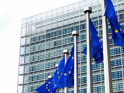 Le bandiere dell'Unione Europea davanti al palazzo della Commissione, a Bruxelles (Alvaro Millan CC BY-ND 2.0)