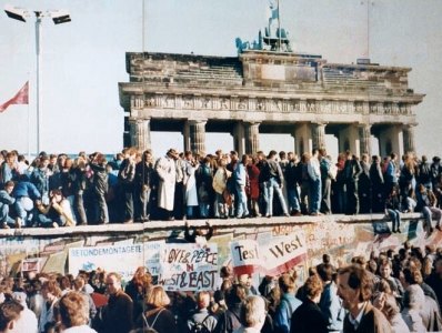 Il Muro di Berlino - Wikimedia commons https://commons.wikimedia.org/wiki/File:West_and_East_Germans_at_the_Brandenburg_Gate_in_1989.jpg