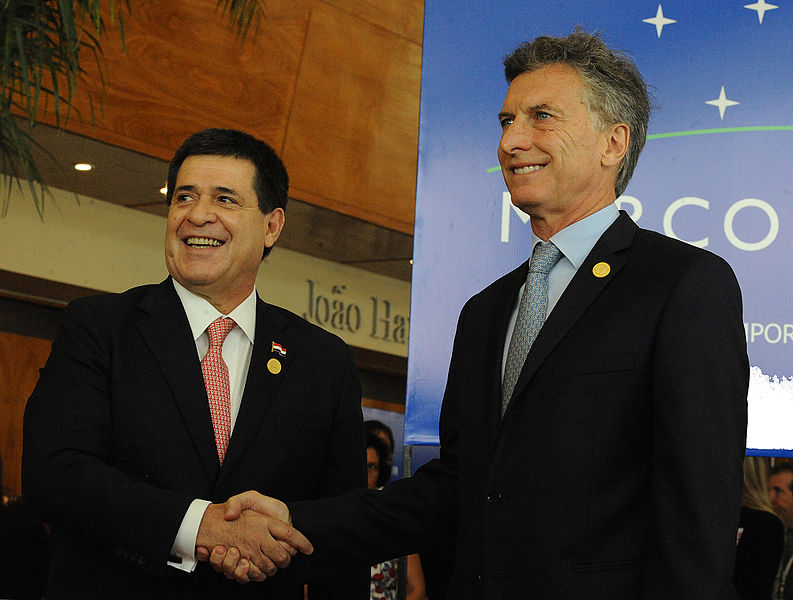 Macri e Cartés al vertice del Mercosur, dicembre 2015, Licenza CC, https://commons.wikimedia.org/wiki/File:Macri_y_Cart%C3%A9s,_cumbre_Mercosur.jpg