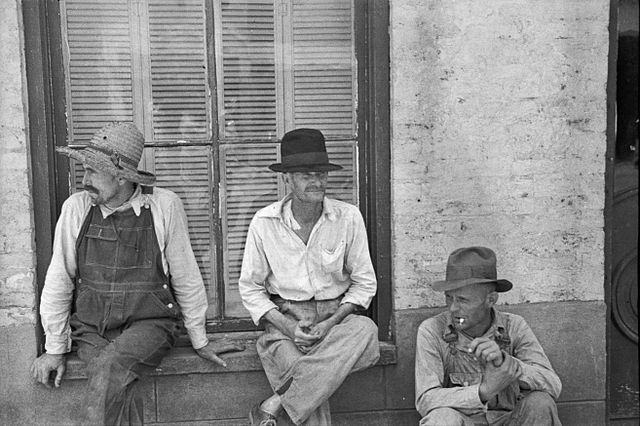 Walker Evans fotografa tre mezzadri dell'Alabama, 1936