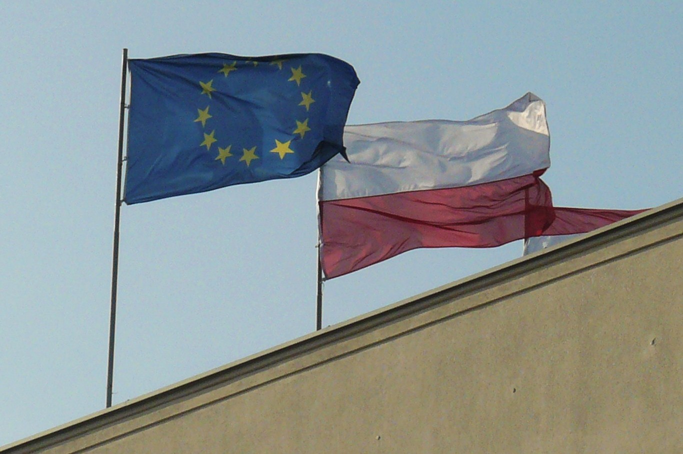 Bandiere dell'Unione Europea e della Polonia a Torun