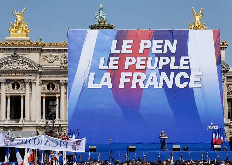 Manifestazione a Parigi nel 2007- Fonte https://it.wikipedia.org/wiki/Fronte_Nazionale_(Francia)#/media/File:Le_Pen_Paris_2007_05_01_n2_(cropped).jpg