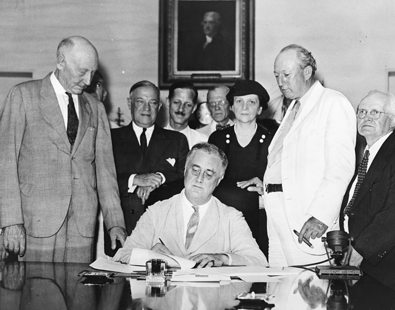 https://it.wikipedia.org/wiki/New_Deal#/media/File:Signing_Of_The_Social_Security_Act.jpg