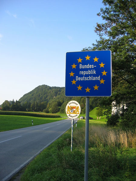 Uno dei cartelli che segnano il confine tra gli Stati senza alcuna barriera
