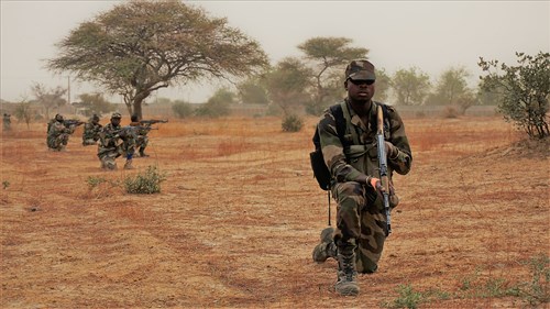 Soldati nigeriani impegnati in una esercitazione