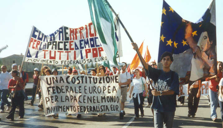 Alcuni striscioni del Movimento Federalista Europeo alla Marcia Perugia Assisi del 2001