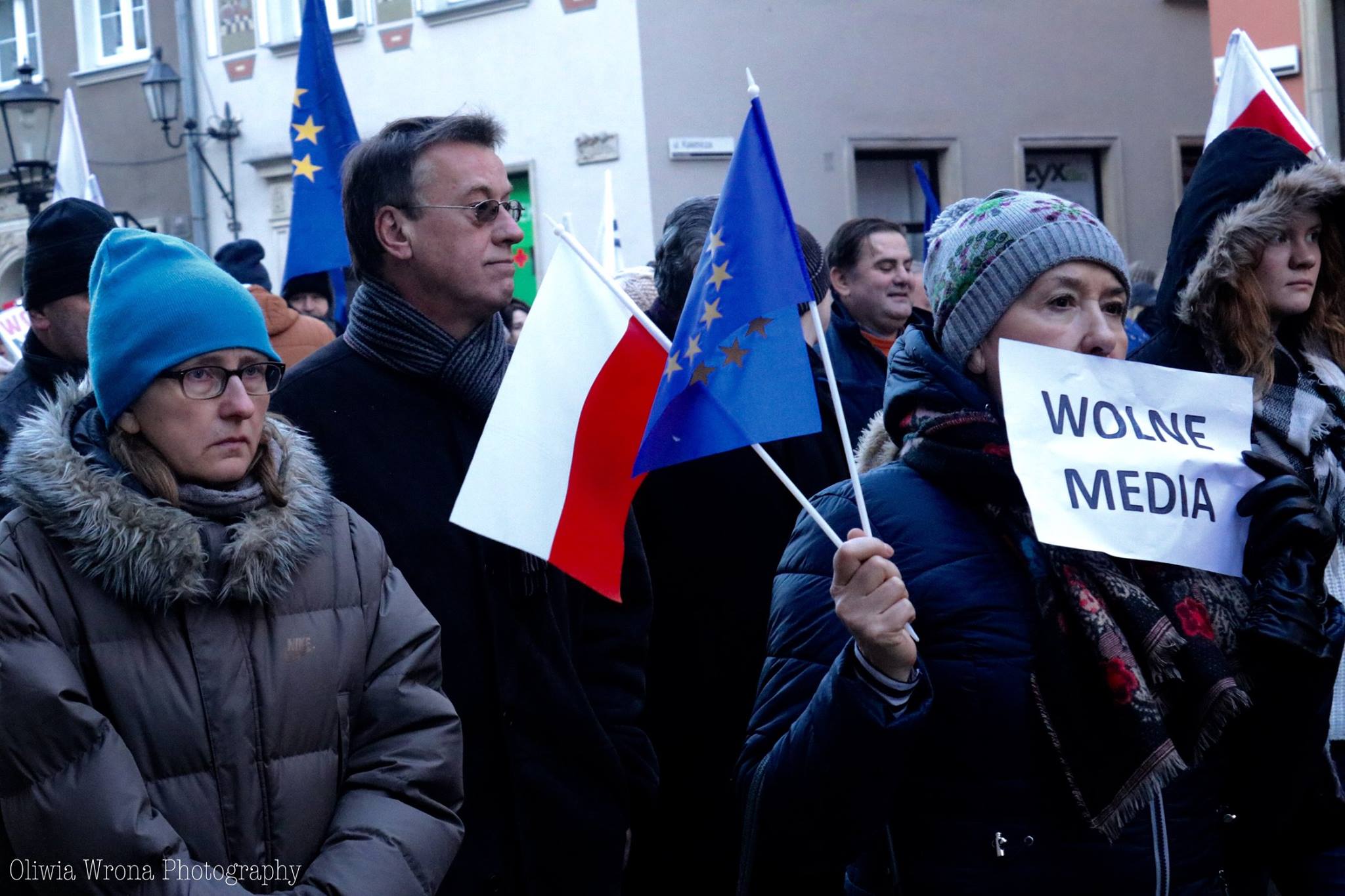 Manifestanti a GDAŃSK con la bandiera polacca e europea